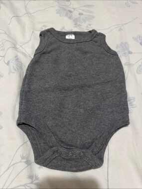 ⭐️Baby Kiss Baby Sleeveless Bodysuit (Size: 6-9M)